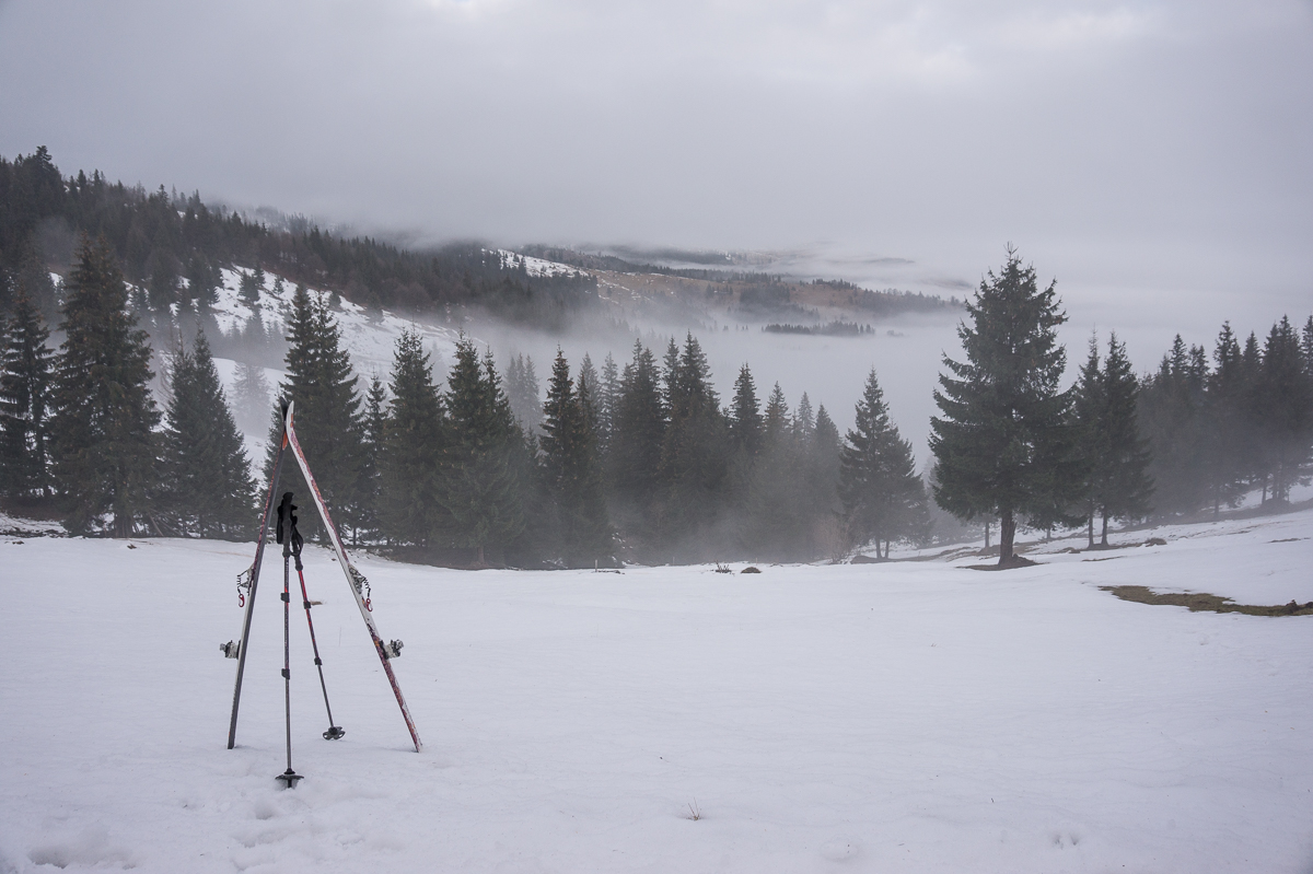  deasupra-marea-de-nori-pe-urcarea-din-Rogojel-spre-cabana-Vladeasa - Banda Rosie