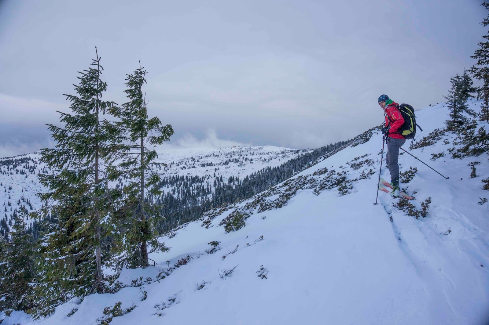  statia-meteo-Vladeasa-ni-se-arata-din-zona-varfului-Vulturu - Banda Rosie