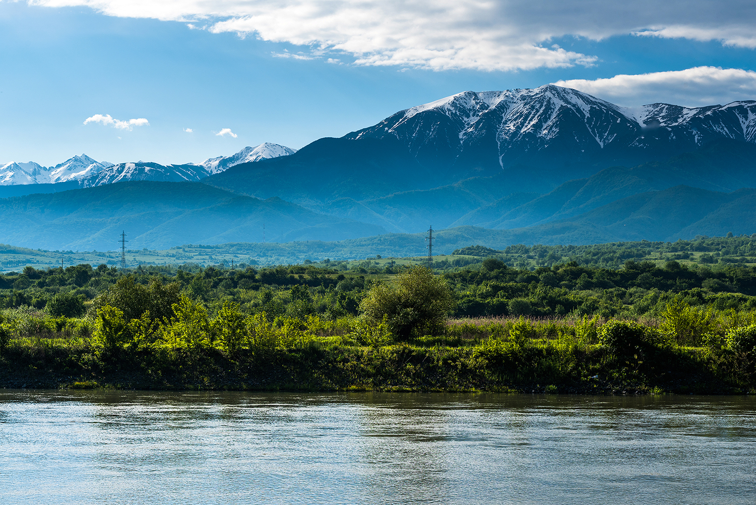  Masivul Suru văzut de pa malul Oltului - Daniel Morar