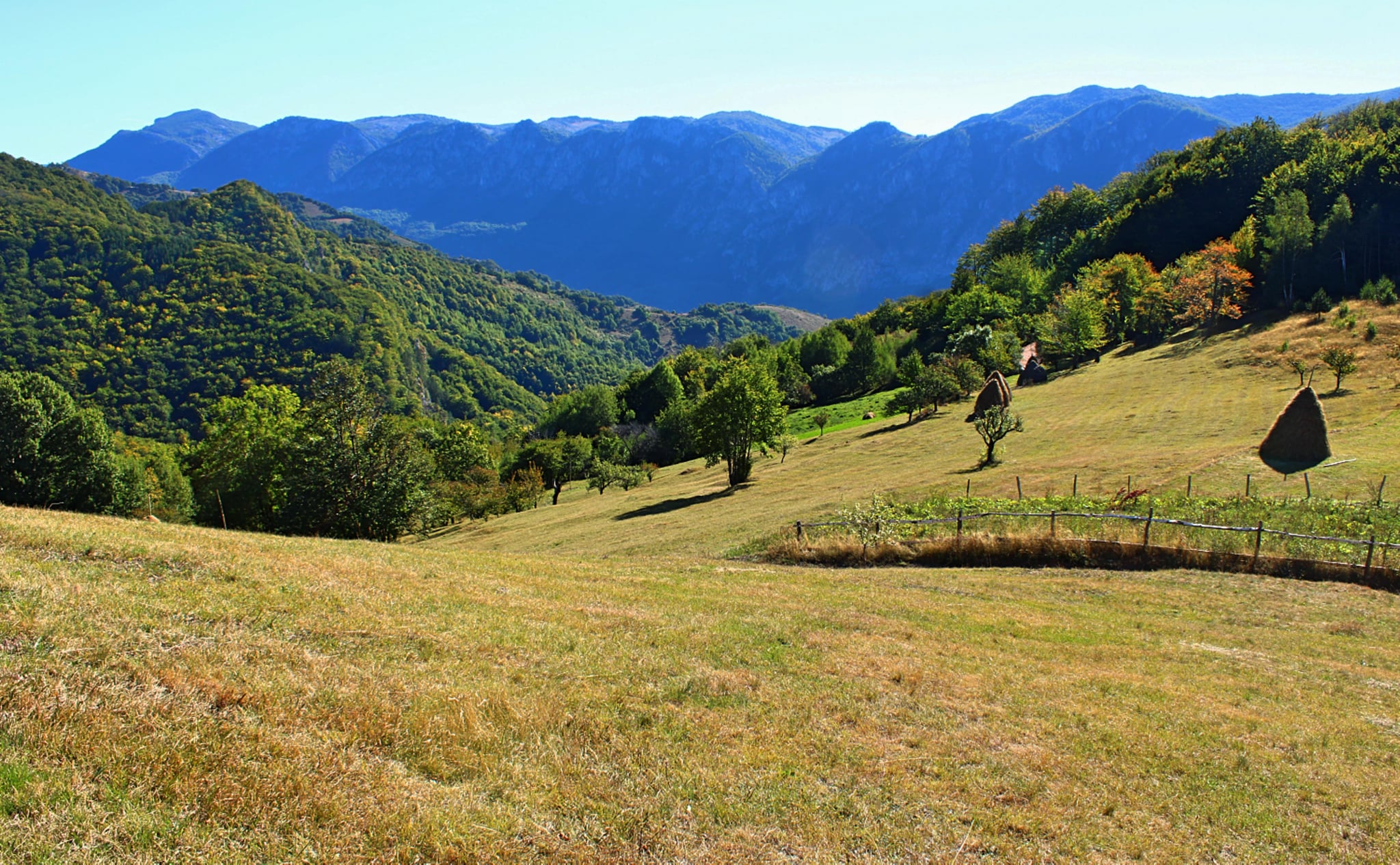  Munții Mehedinți - vedere de la biserica din Dobraia - Sima Constantin