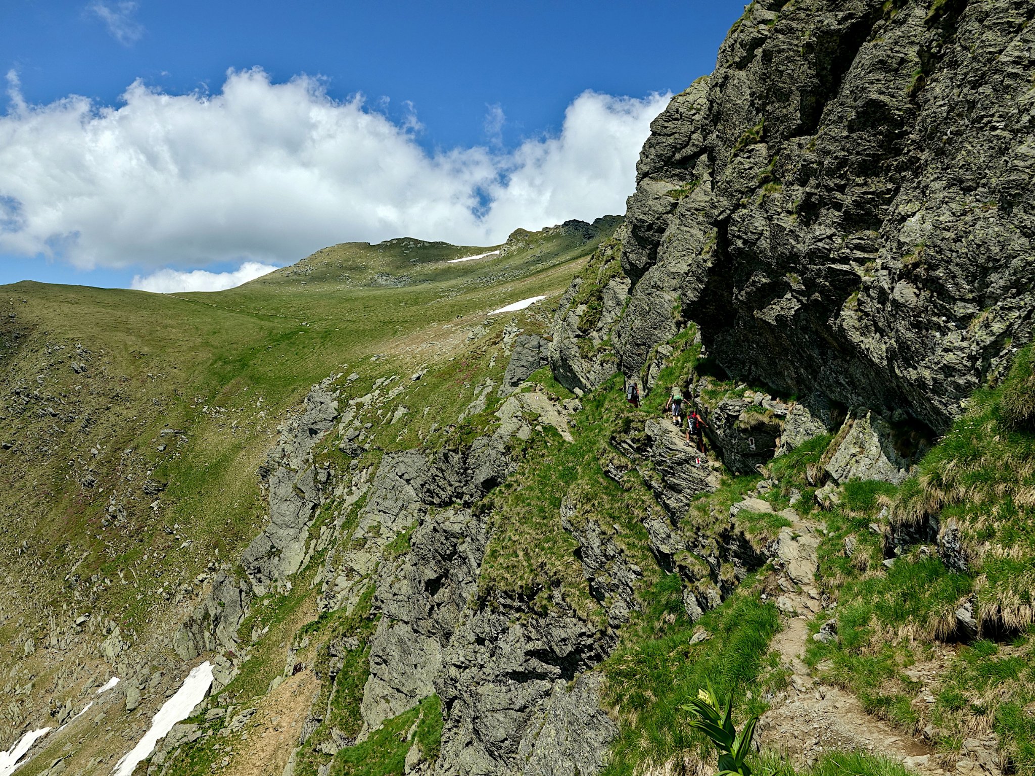  Poteca agățată de peretele de stâncă - Marius Munteanu