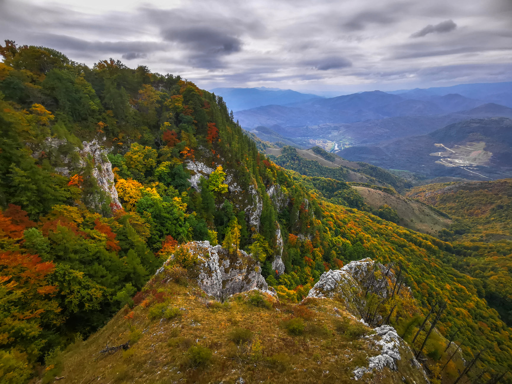  Abruptul nordic al Vf. Ugerului, toamna - Morar Daniel