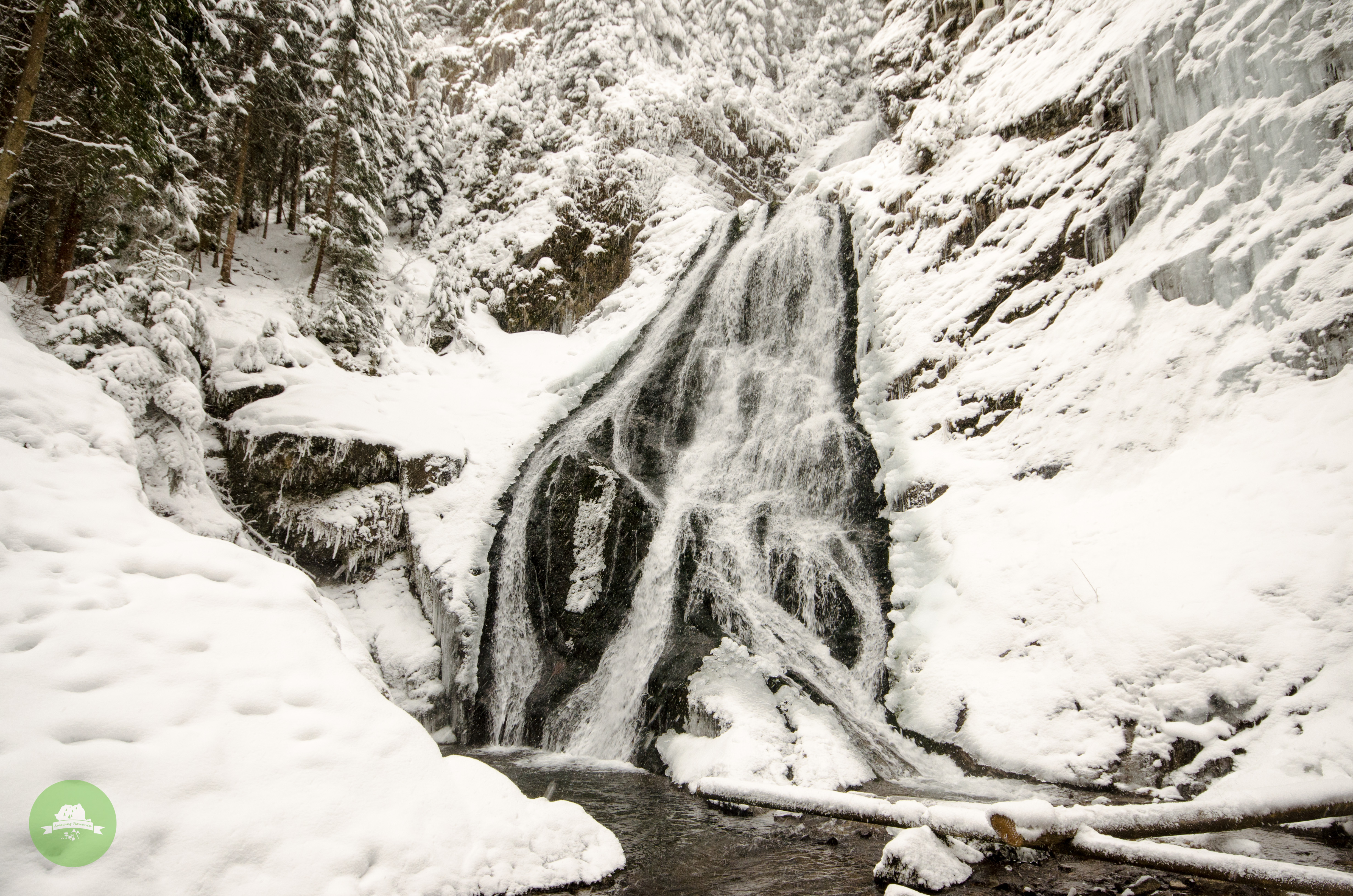 Cascada Valul Miresei iarna - Amazing Romania