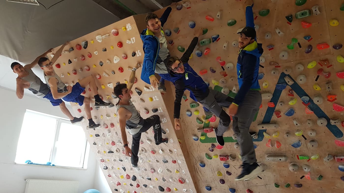  Cataratori pe perete - Climb Again