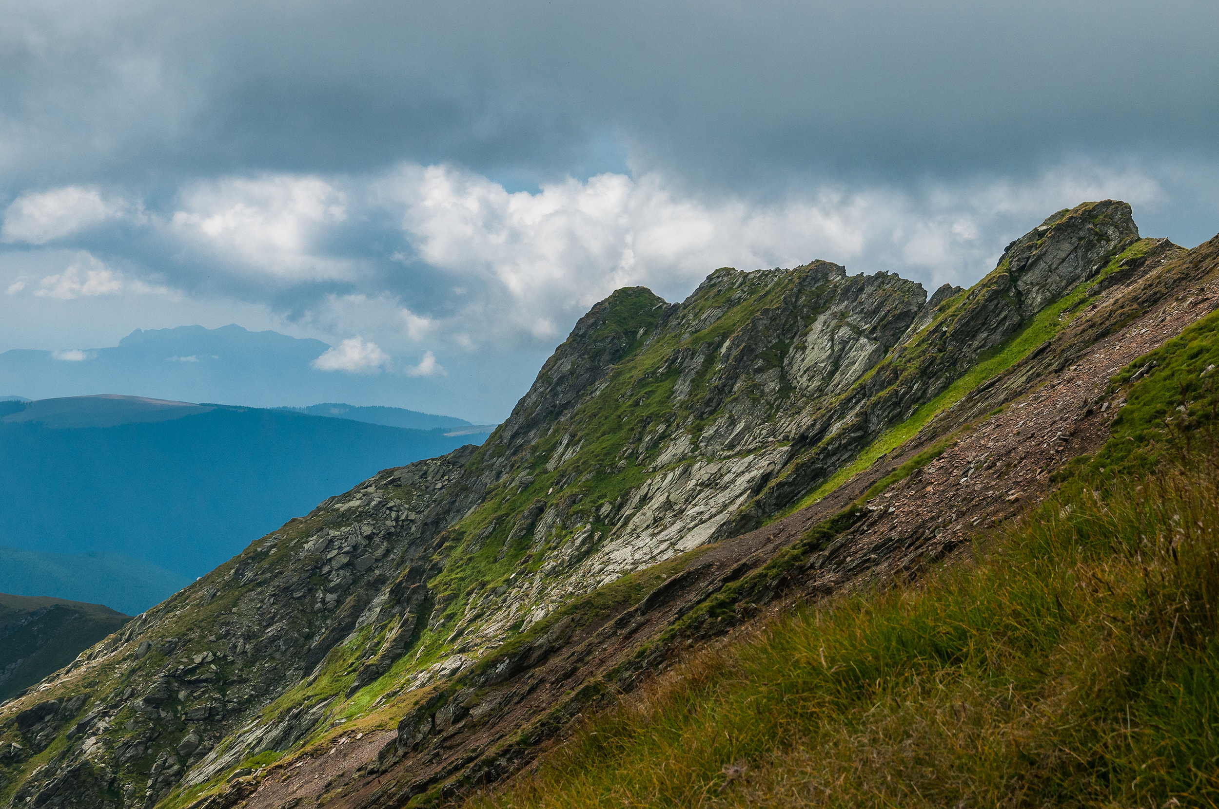  Spre stânga putem vedea creasta stâncoasă dintre Vârful Lespezi și Șeuța Lespezi, cea pe care ne vom întoarce.
