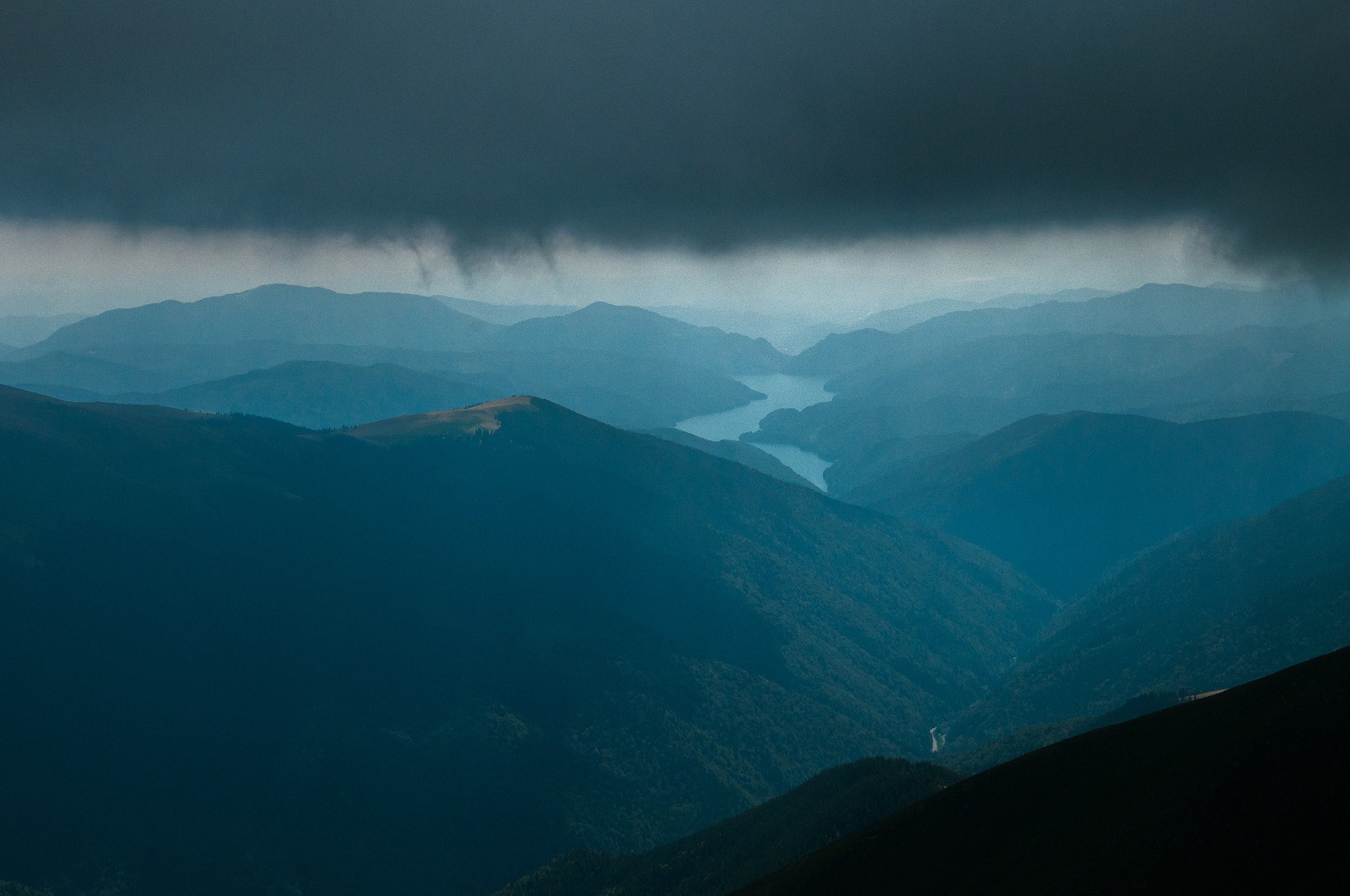  Undeva acolo este și Lacul Vidraru.