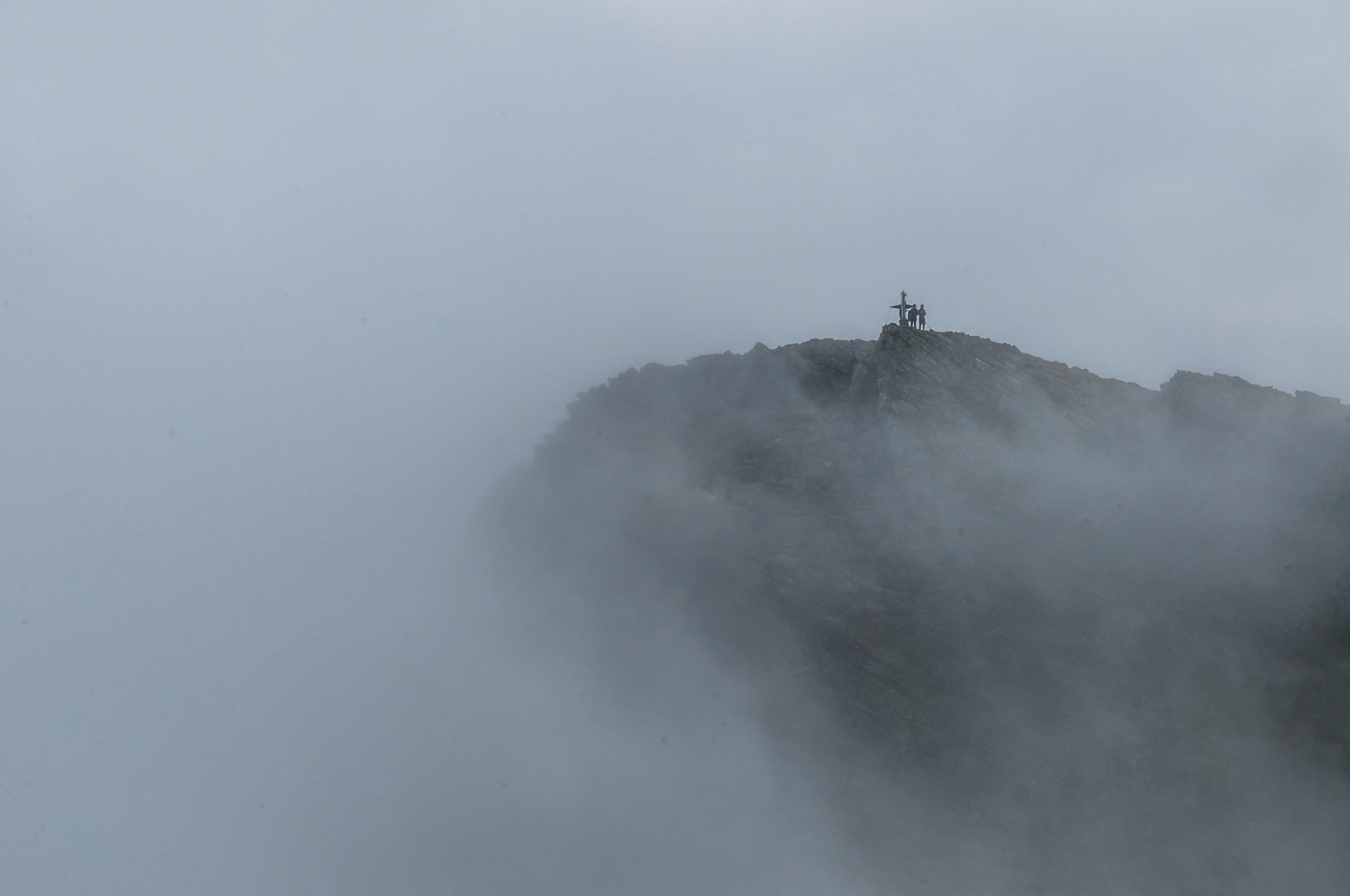 Spre est Vârful Lespezi își arată creștetul pentru câteva secunde.