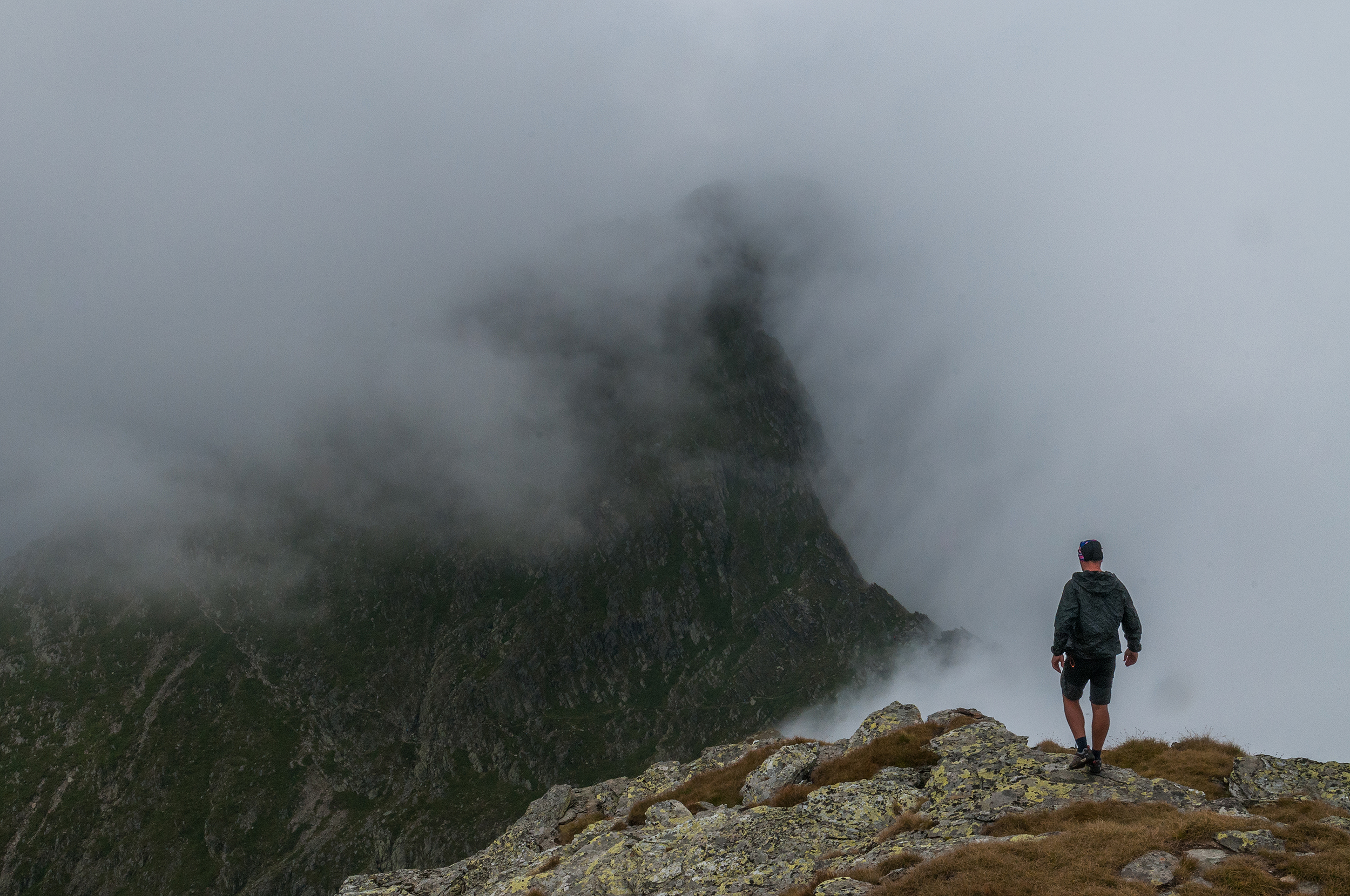  Spre vest vedem puțin din Vârful dintre Strungi sau Vârful Dracului 