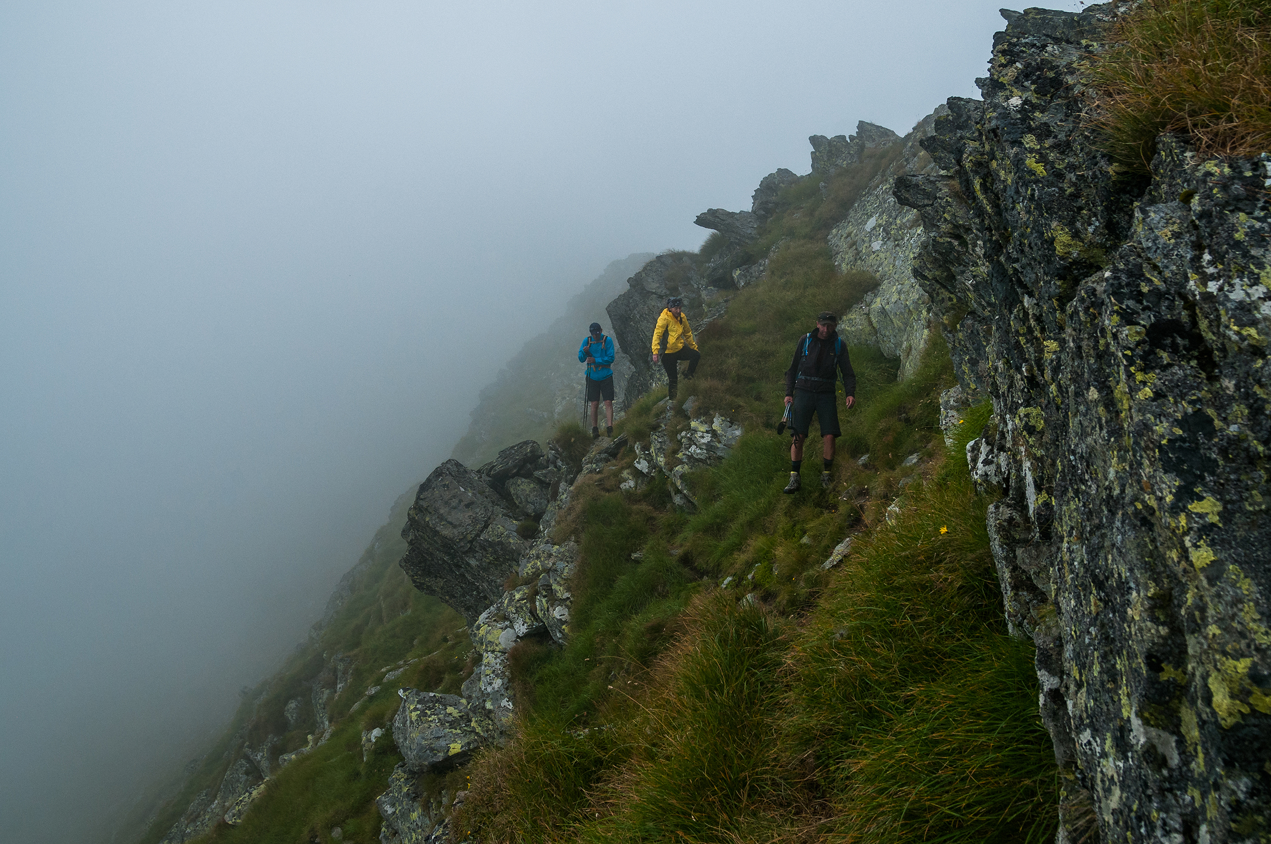  Spre dreapta hornuri abrupte se lasă până spre talvegul Căldării Berbecilor.
