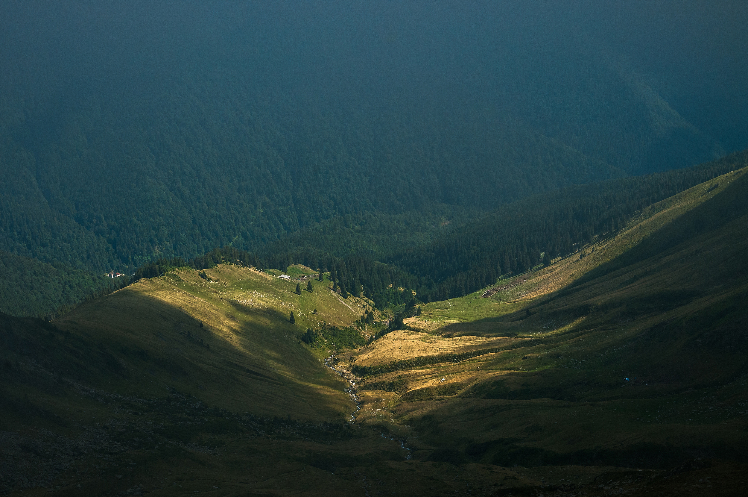  De sus din creastă vedem spre stânga Valea Lespezi, Stâna Lespezi pe unde am urcat și jos de tot pensiunea Piscul Negru.