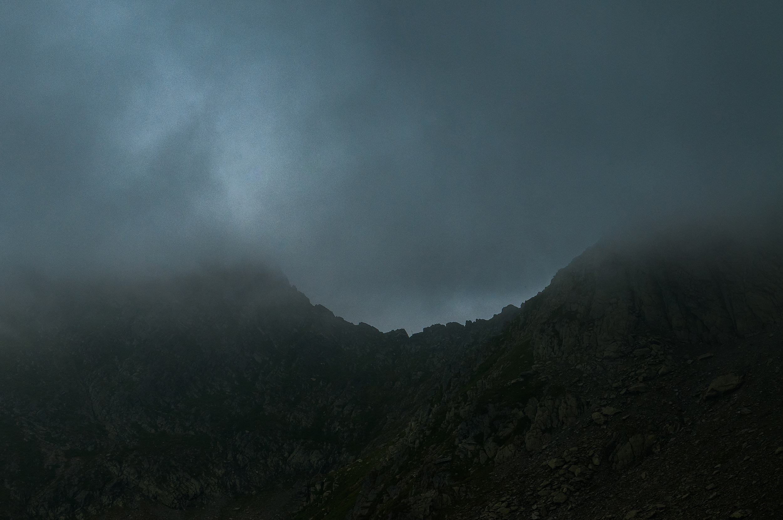  În urmă spre dreapta vedem sub ceață Strunga Doamnei.