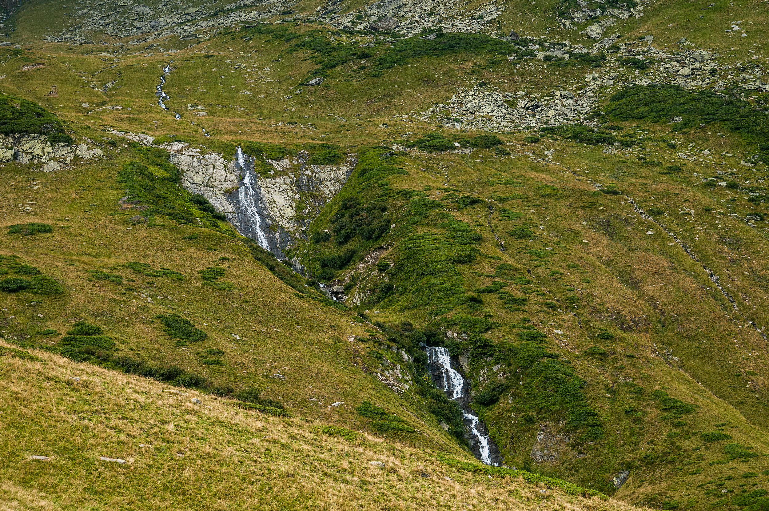  După ce depășim pragul căldării ajungem pe o vale foarte pitorească cu o succesiune de cascade.