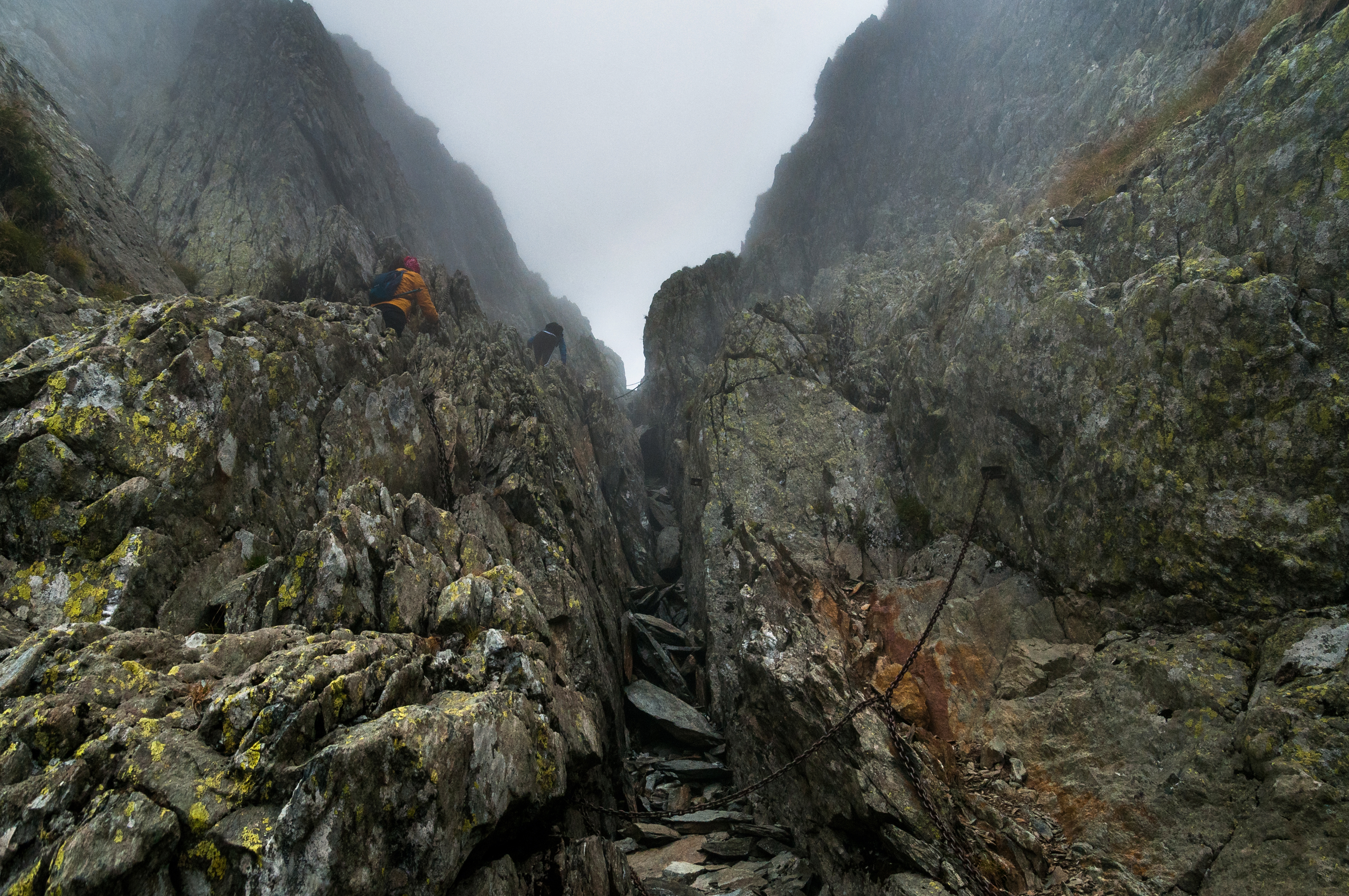 În numeroase locuri lanțurile au fost smulse prin căderea unor lespezi.