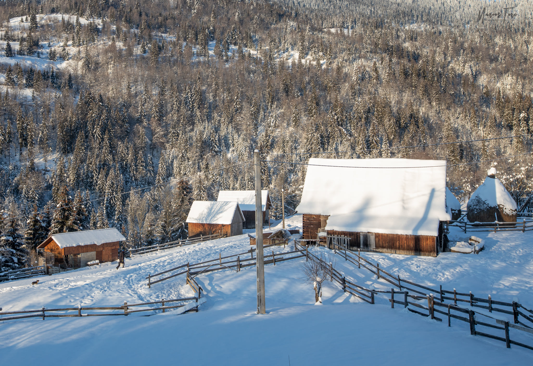  Dupa un urcus ajungem la primele gospodarii - Marius Turc