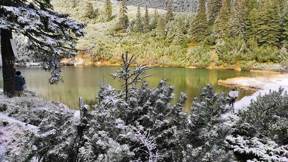  Iezerul Sureanu la prima ninsoare - Szabolcs Szikszay‎