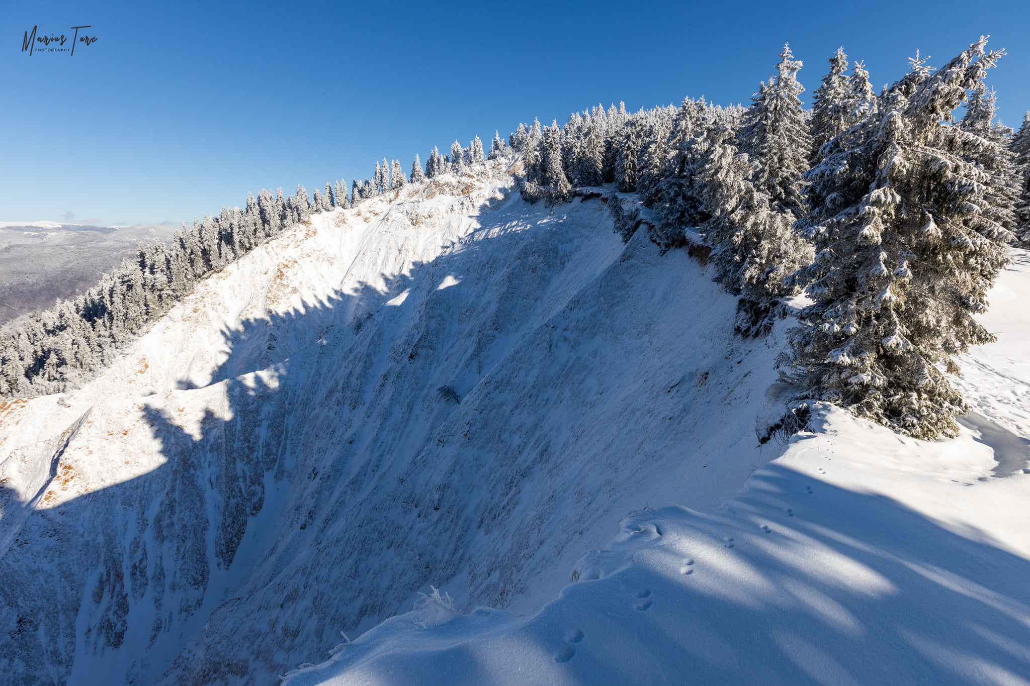  Imprejurul Gropii Ruginoase - Marius Turc