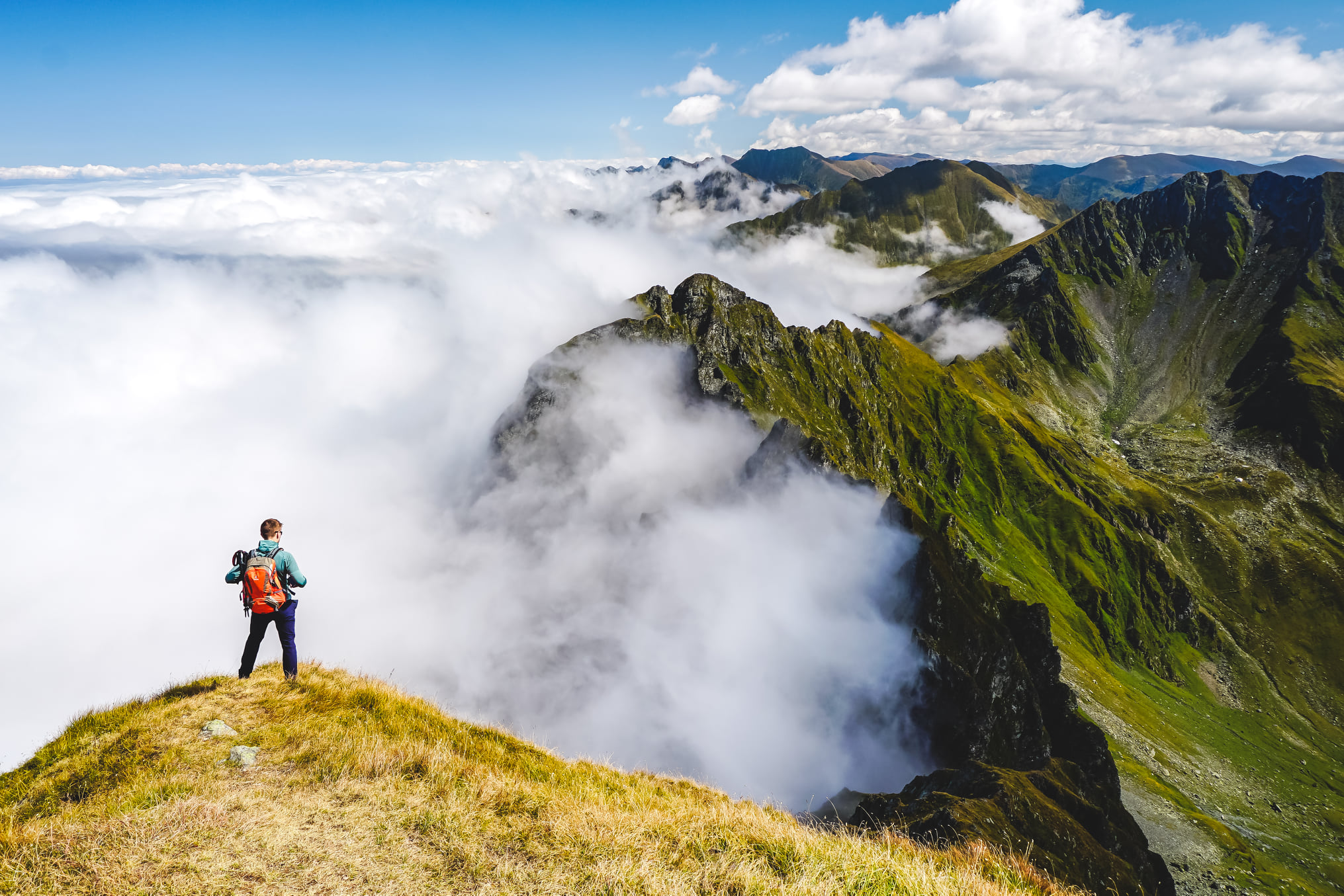  Pe Vf. Capra, cu Creasta Arpășel - Vârtopel, în nori - Alexandra Pușcașu