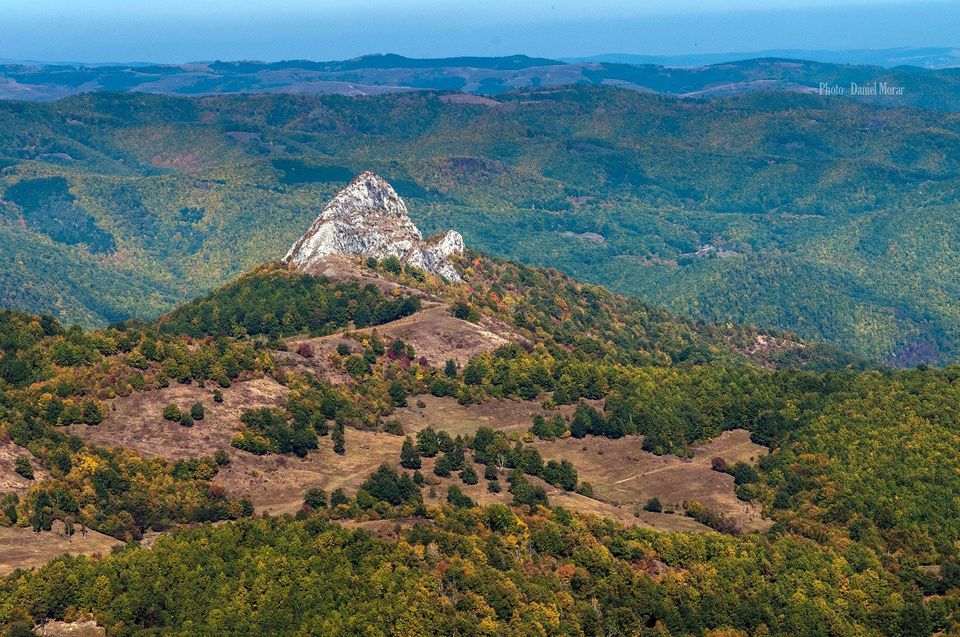  Piatra Bulzului (Bulzul Galzii) vazut de pe Piatra Craivii - Daniel Morar