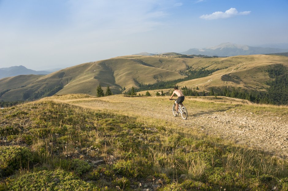 3MB Pe-culmea-Muntilor-Tataru-spre-Pasul-Tabla-Butii-11