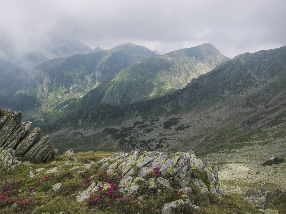  07mn img 22pr vedere din seuta lespezilor spre caldarea berbecilor si piciorul negoiului 1