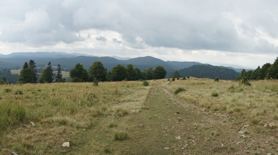  26mn img 01br panorama spre sud de pe creasta principala a carpatilor orientali