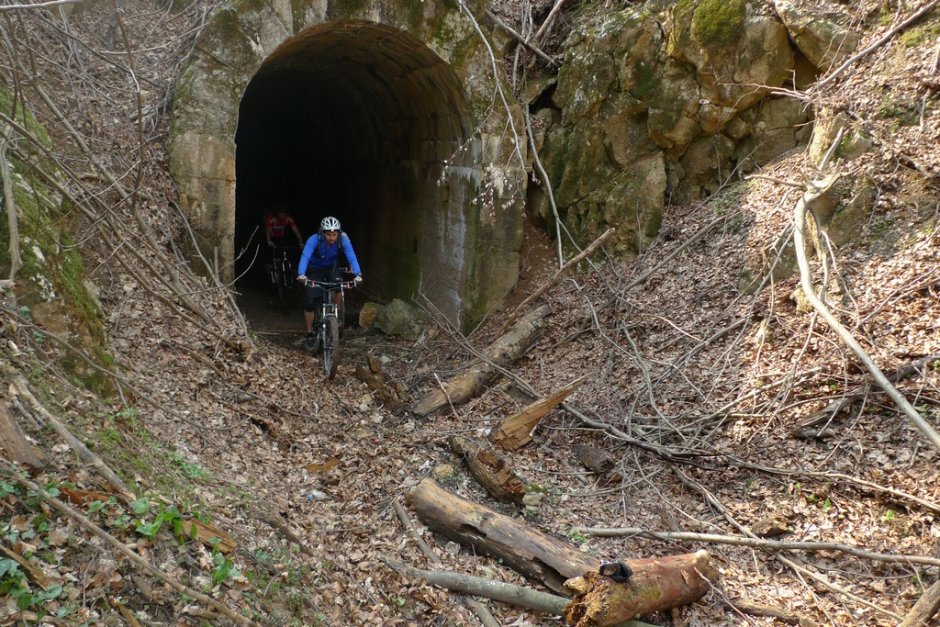  2mb img 38 terasament de cale ferata langa anina 0