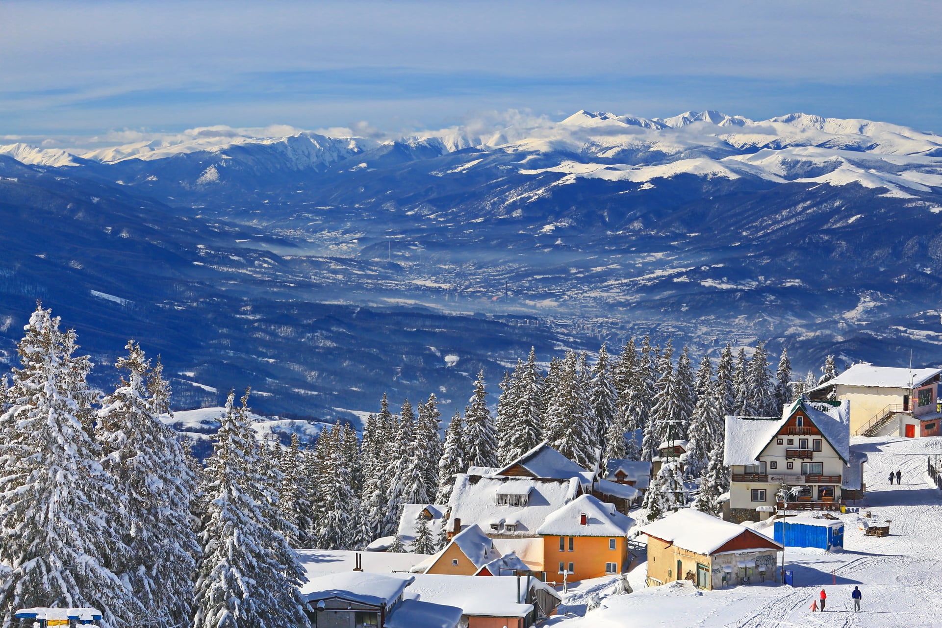  Vedre spre Petrosani si Retezatul, in plan secund - Liana Marin
